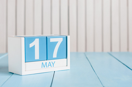 5月17日白色背面木制彩色日历图像照片