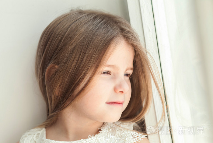 漂亮的小女孩,眼神与