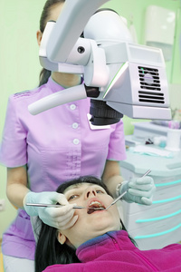 牙医固化女病人