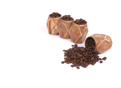 咖啡豆和木制玻璃