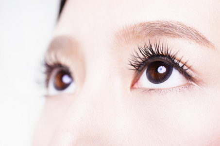 年轻漂亮的女人眼睛的特写镜头照片