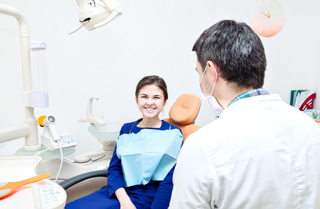 在一间牙科诊所看牙医。女孩在接待在牙医的椅子上
