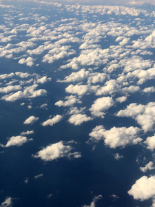飞机在云上