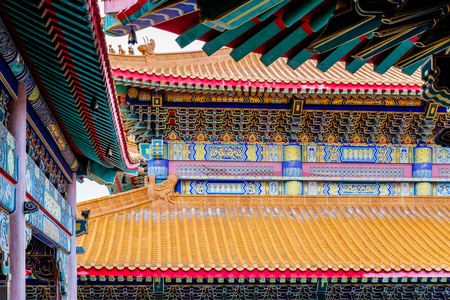 屋顶和墙上的中国寺庙的装饰