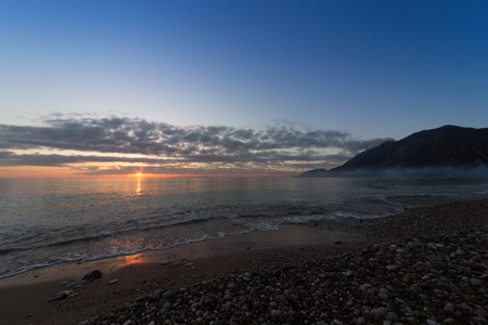 美丽的日出在海