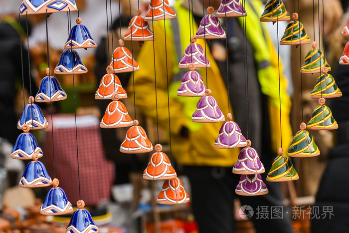 陶瓷挂铃铛在手工艺品市场 kaziukas,立陶宛维尔纽斯