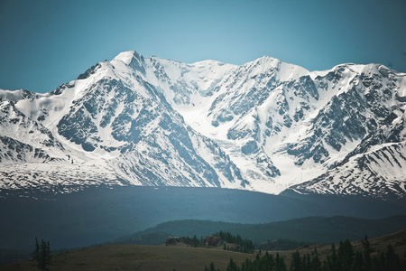 夏季山区景观阿尔泰山。 俄罗斯西伯利亚