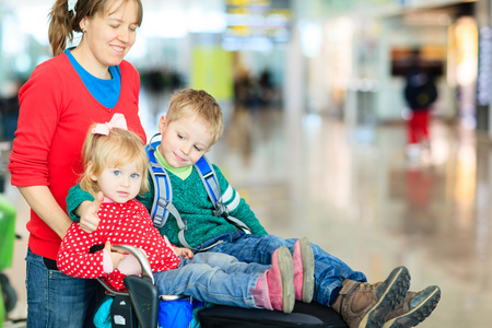 两个小孩的家庭旅游在机场