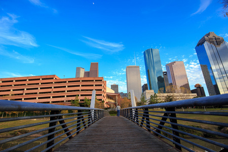 休斯顿德克萨斯天际线与现代化的摩天大楼和蓝蓝的天空视图