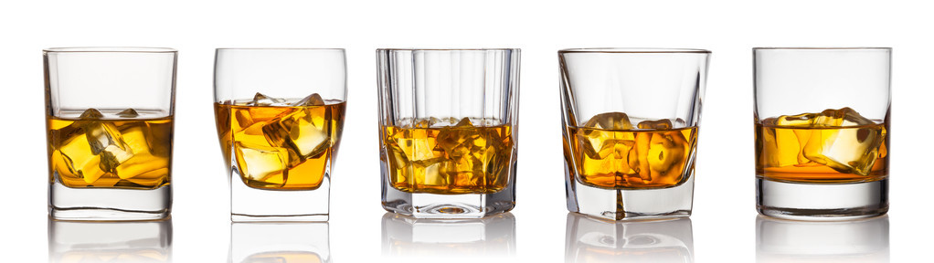 苏格兰威士忌和白色背景上的冰玻璃