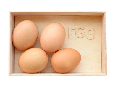 白色背景木盒中的鸡蛋剪裁路径