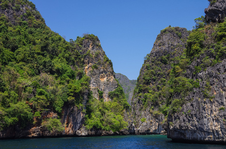 美丽的石灰石和清澈的海水 Phi Phi Leh 南泰尔