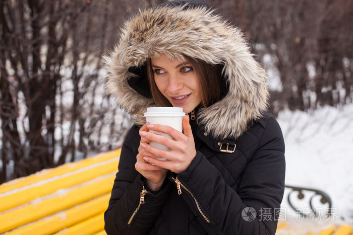 冬天，女人和热咖啡