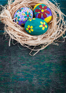 复活节彩蛋上质朴木板巢。节日背景