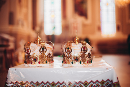 优雅的婚礼皇冠或准备在教堂里结婚头饰