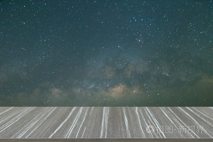空木桌，有银河系，星空背景