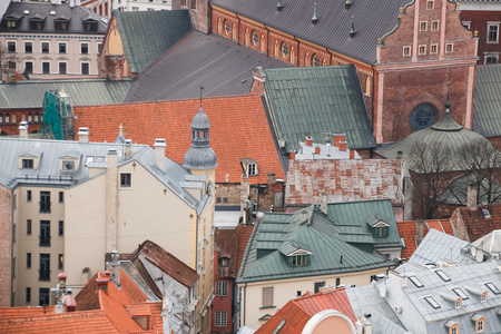 视图在屋顶上的老房子，里加拉脱维亚