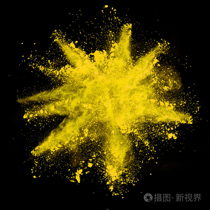 在黑色背景上的黄色粉末的爆炸式增长