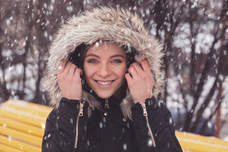 女人和冬天的雪