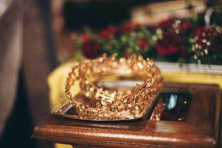 优雅的婚礼皇冠或准备在教堂里结婚头饰