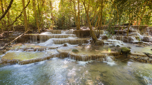 泰国国家公园的美丽的深森林瀑布