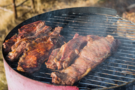 肉类烹调在户外烧烤的特写