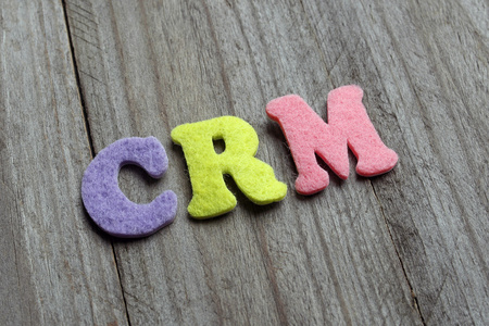 客户关系管理 Crm 首字母缩略词在木制的背景