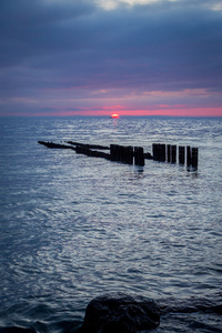 金色的夕阳，在海滩上