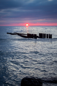 金色的夕阳，在海滩上