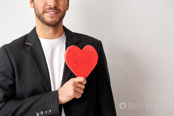 男人抱着心的形状