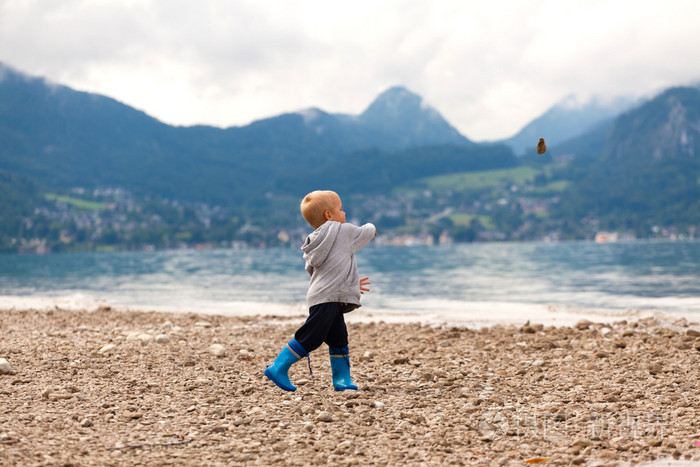 小男孩扔出石头入水