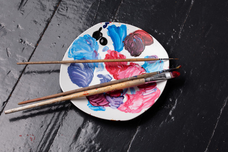 在调色板画笔图片