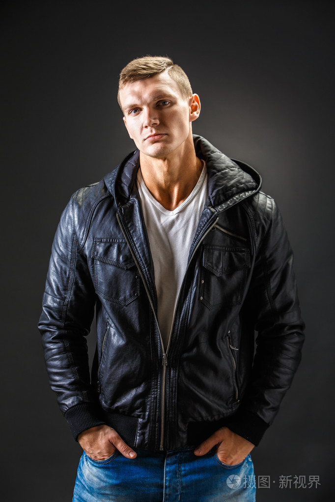 强的黑色皮革衬衫非常的硬汉形象