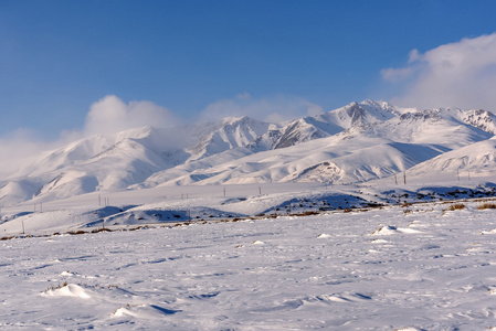 山雪冬日的天空