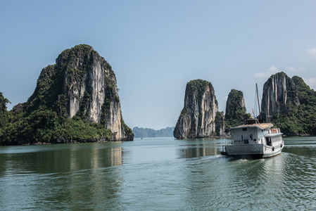 在下龙湾的船