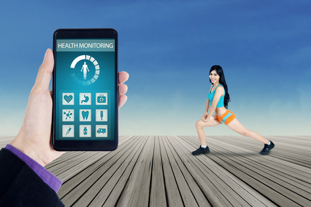 做运动与健康 app 的女人