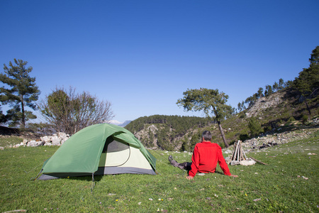 站在山与谷在背景上的徒步旅行者