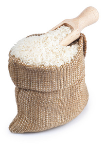 麻袋装满了大米和瓢孤立在白色背景上照片