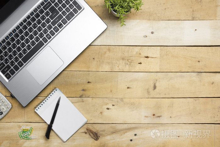 办公室用品的桌子顶视图复制文本的空间