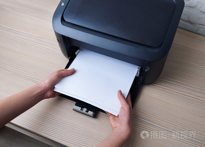 放下或从打印机带纸了