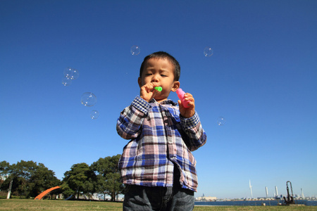 日本男孩玩泡泡3岁