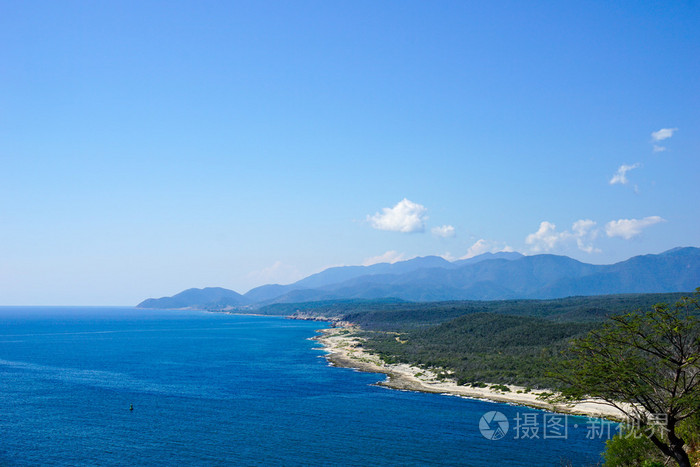 水晶般清澈的海水与蜿蜒的海岸线和热带景观