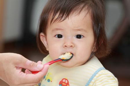 日本女婴吃婴儿食品0岁