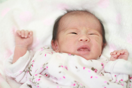 哭泣的日本新生婴儿0岁