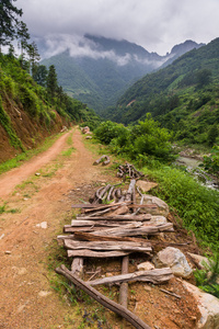 在农村中的山间小道