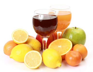 成熟的水果和果汁中的眼镜