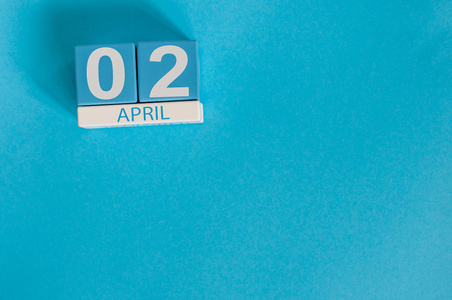 四月二日。 4月2日蓝色背面木色日历图片