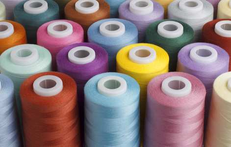 彩色纱线的几束照片