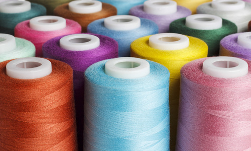 彩色纱线彩色纱线的几束照片