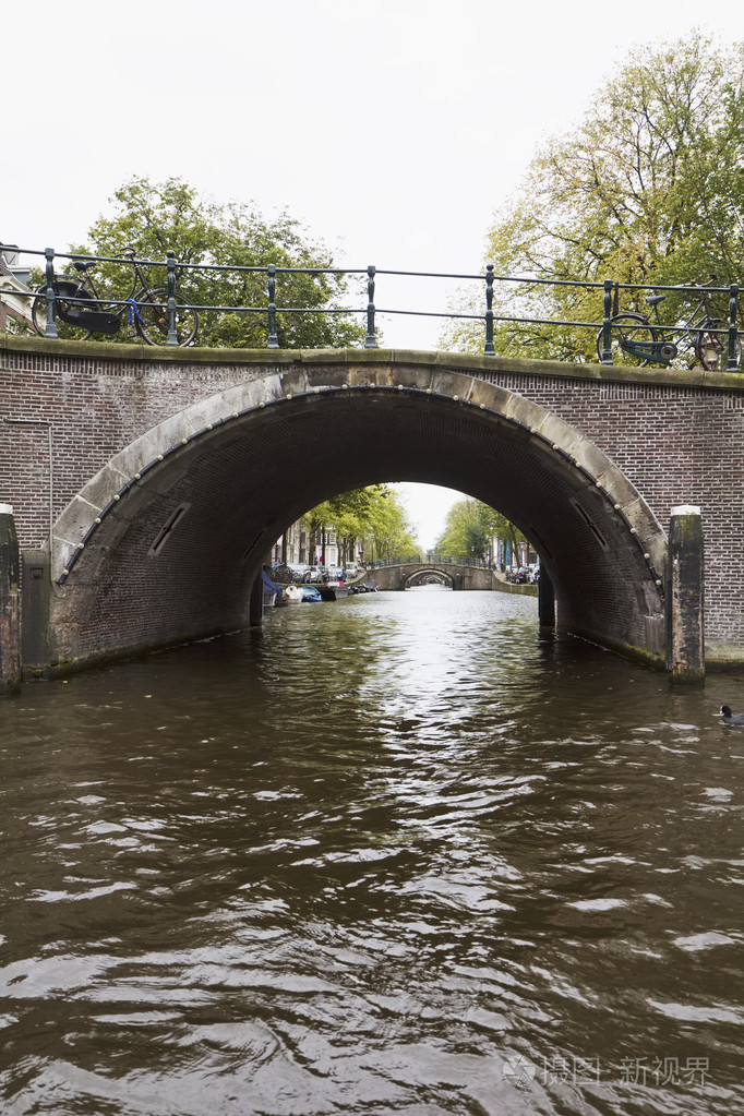 荷兰阿姆斯特丹老石桥水通道上